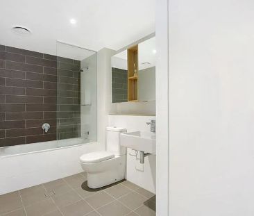 Modern 1 Bedroom Apartment with Private Balcony - Photo 3