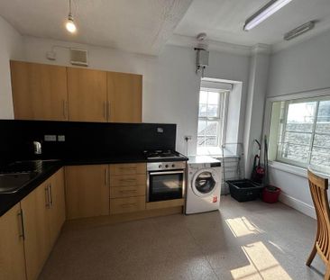 3 bedroom flat to rent - Photo 4