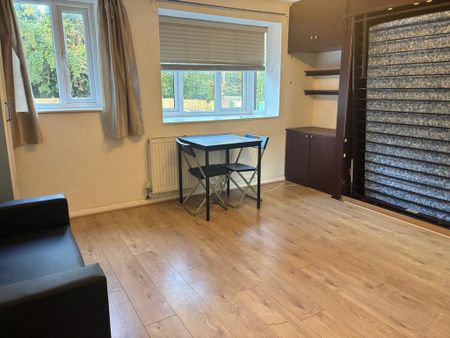 Studio to rent - Photo 2