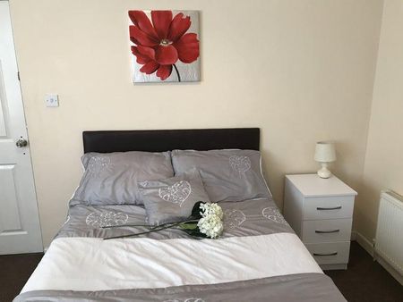 1 bedroom in a house share to rent - Photo 3