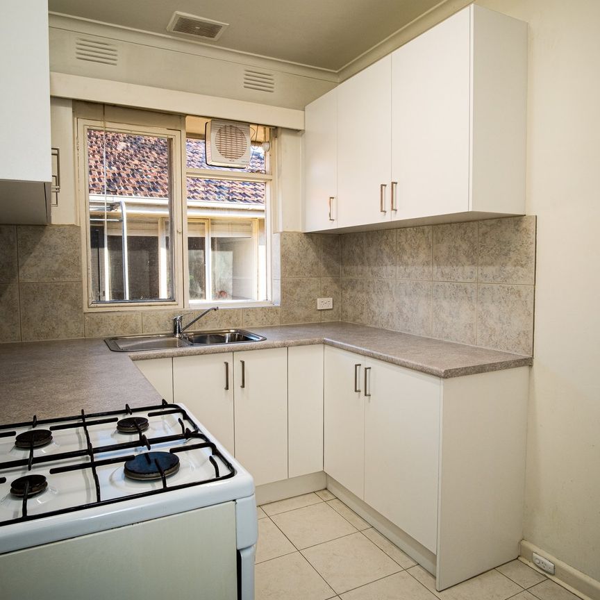 Spacious First Floor Apartment in Prime Balaclava Location - Photo 1