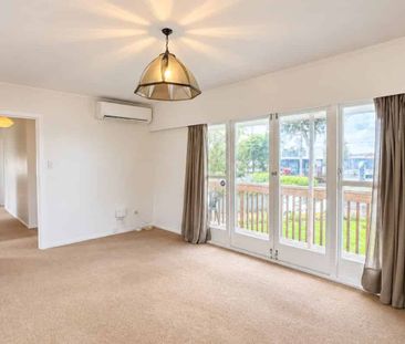 Spacious Family Home with Huge Double Garage! - Photo 1