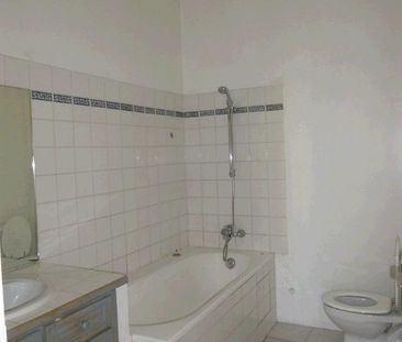 Appartement 3 pièces 58m2 MARSEILLE 6EME 738 euros - Photo 2