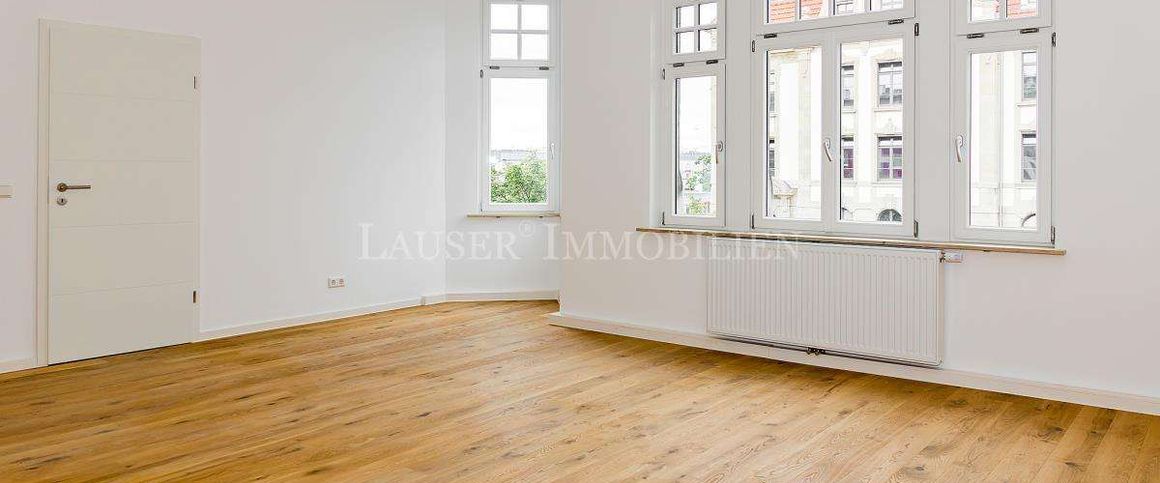 Attraktive Drei-Zimmer-Altbauwohnung mit Balkon in kernsaniertem Haus - Photo 1