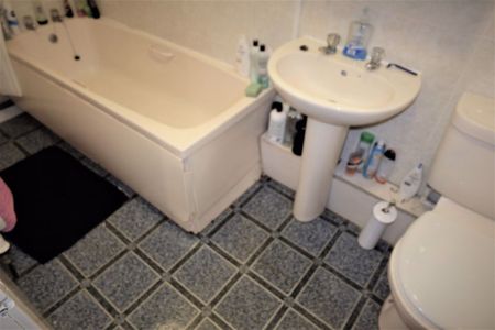 3 bedroom Flat in Hollybank, Leeds - Photo 3