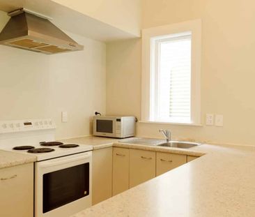 Super spacious downstairs 5-bedroom flat - Photo 5