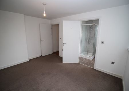 Prime Location! 2 Bed 2 Bath Ground Floor Flat with Parking Close to Sale Town Centre, M33 - Photo 4