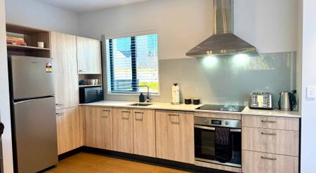 IMMACULATE FULLY FURNISHED INNER CITY APARTMENT! - Photo 3