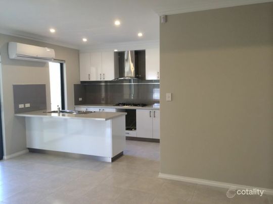 Stylish Three-Bedroom Villa in a Prime Location - Photo 1