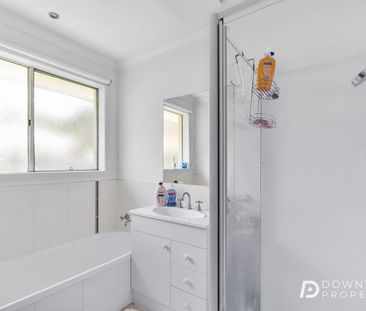 Modern Sun-Filled Villa with Private Deck and Quality Finishes in Q... - Photo 5