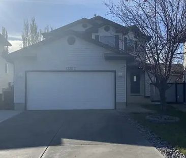 Great 3 +1 bedrooms single family home with double attached garage | 12817 161 Avenue Northwest, Edmonton - Photo 1