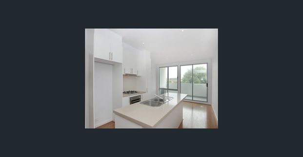 SPACIOUS, MODERN & BEACHSIDE - Photo 1