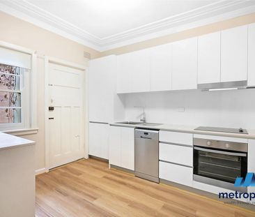 CHARACTER AND CHARMING CLASSICALLY RENOVATED 2 BEDROOM APARTMENT - Photo 3