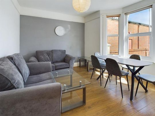 6 bedroom end of terrace house to rent - Photo 1