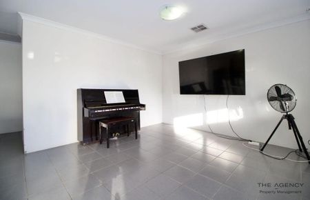 Spacious Spires Estate 4x2 Family Home with Modern Features – Ideal for Entertainment! - Photo 2