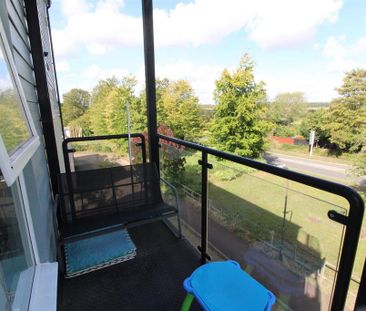 2 bedroom flat to rent - Photo 2