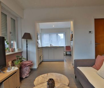 Knusse woning met 2 slaapkamers, terras en carport te huur! - Foto 2