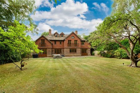 A well presented six bedroom detached family home situated in a Private Estate just 0.3 of a mile from Cobham High Street. - Photo 5