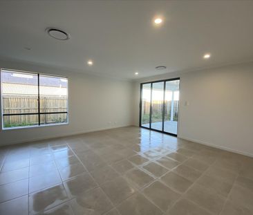 Large Modern Family Home with Spacious Backyard! - Photo 3