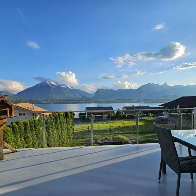 Moderne Maisonette mit fantastischem Blick auf Niesen und Thunersee - Foto 1