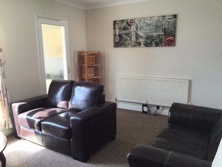 1 bedroom in a house share to rent - Photo 2