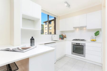 Oversized 3 Bedroom Beachside Apartment With lock up Garage - Photo 4