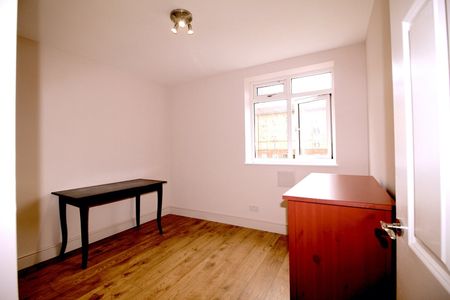 3 Bed Flat, Stafford Court, SW8 - Photo 3