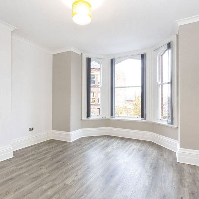 A stunning, 2 bedroomed apartment on the first floor of this handsome bay fronted period townhouse, a short distance from the city centre. - Photo 1