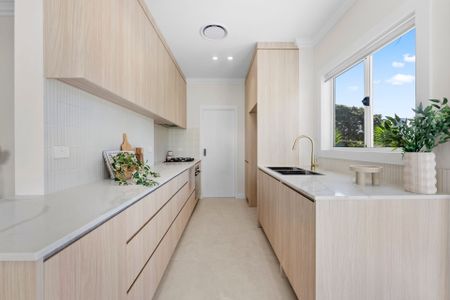 Newly renovated family home the optimum in location, size and finishes - Photo 4