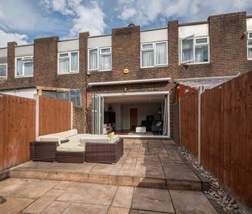 2 Bed Terraced House, Cobham, NW9 - Photo 4
