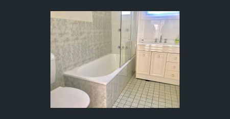 Lovely 3 Bedroom Home within walking distance to all amenities - Photo 4