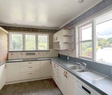 Spacious on Oxford! - Photo 1