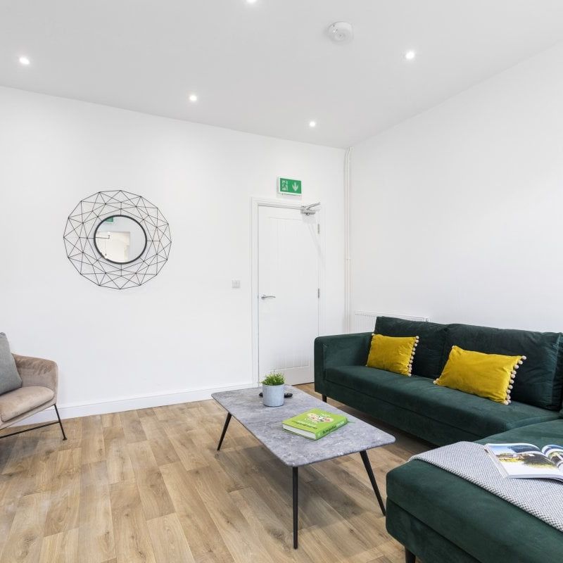 INCREDIBLE Student Property near Uni - Photo 1