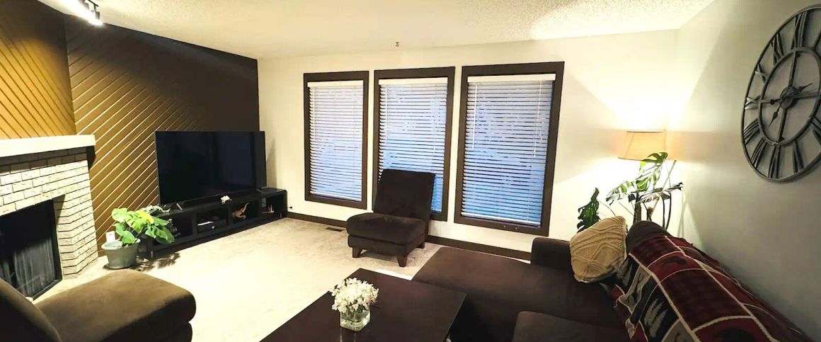 Beautiful Home in NW Calgary – Main & Upper Floors — 3 Bedrooms House - Photo 1