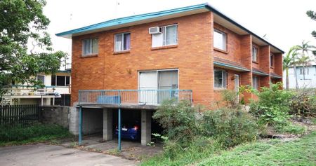 AIR CONDITIONED 2 BEDROOM BRICK UNIT WITHIN AN EASY WALK TO THE ROCKHAMPTON HOSPITAL. - Photo 2