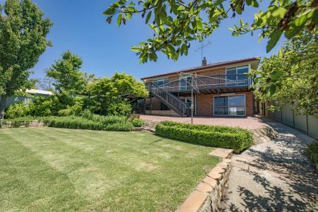 Spacious 4-Bedroom Family Home with Stunning Views – Prime Location! - Photo 3
