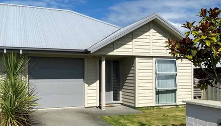 As new townhouse - Photo 2