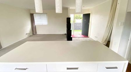 Free Standing 3 bedroom, Power & Water Included! - Photo 4