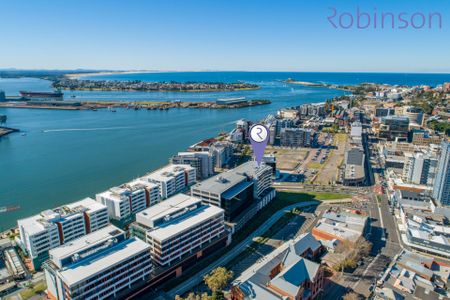 Air-conditioned apartment with panoramic city and harbour views. Includes parking for TWO vehicles. - Photo 5