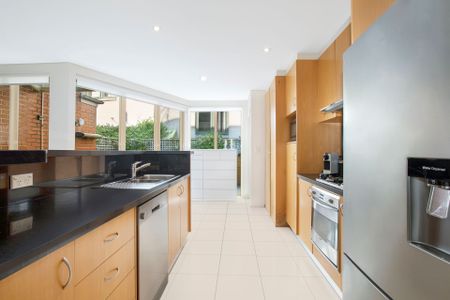 Three Bedroom Bondi Townhouse - Photo 2