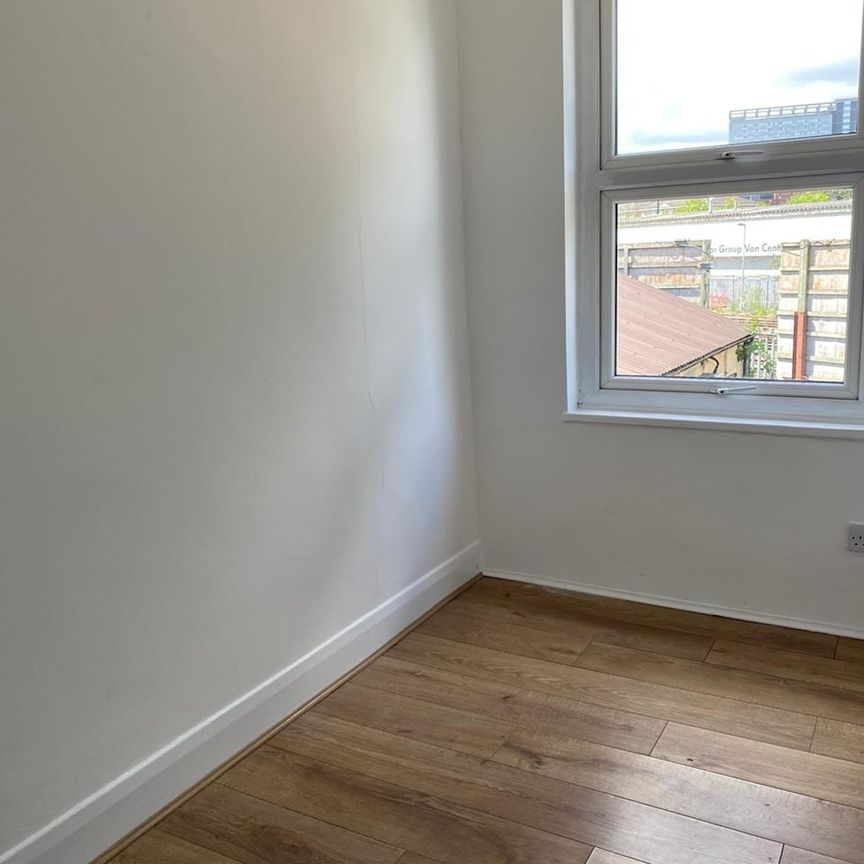 2 Bed End Terrace, Cross Road, CR0 - Photo 1