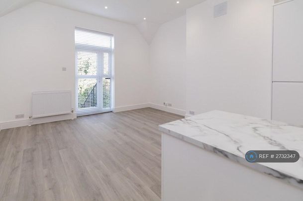 3 bedroom flat to rent - Photo 1