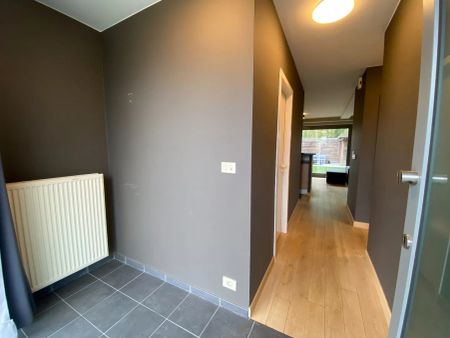 Verzorgd gelijkvloers één slaapkamer appartement met tuintje en autostaanplaats - Photo 2