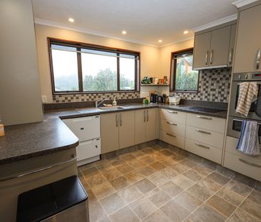 4-bedroom, 2-bathroom beauty in Glenross - Available January 2026! - Photo 5