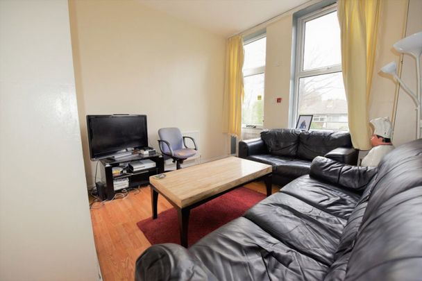 3 bedroom Flat in Hollybank, Leeds - Photo 1