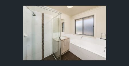 Lovely Four Bedroom Home - Photo 4