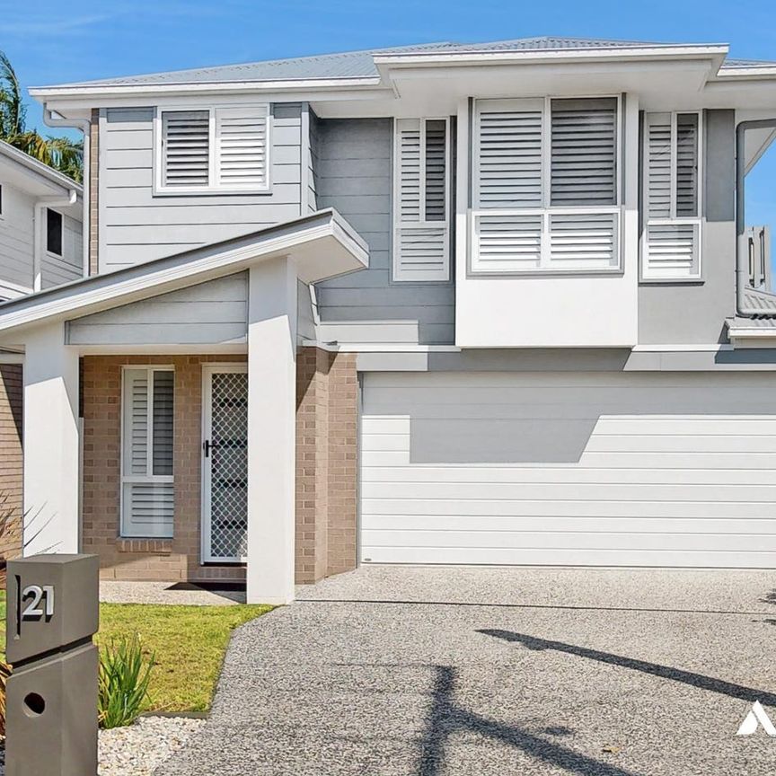 Birkdale Beauty: Modern Double-Storey Home with Easy-Care Yard & Bay Breeze's - Photo 1