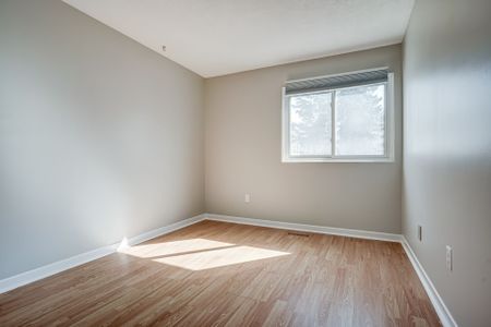 For Lease - 2411 Sovereign Street Unit# 1, Oakville, Ontario - Photo 4
