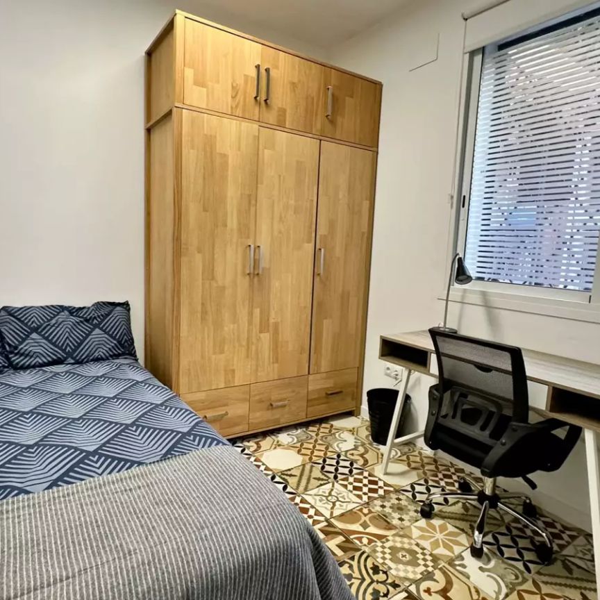 Room in a shared 4-bedroom apartment for rent in La Torrassa, bills included - Foto 1