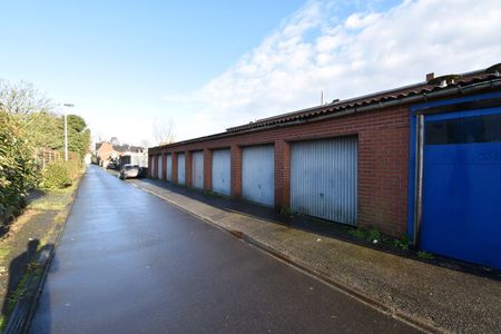 Appartement met 2 slaapkamers en garage vlakbij station! - Photo 2